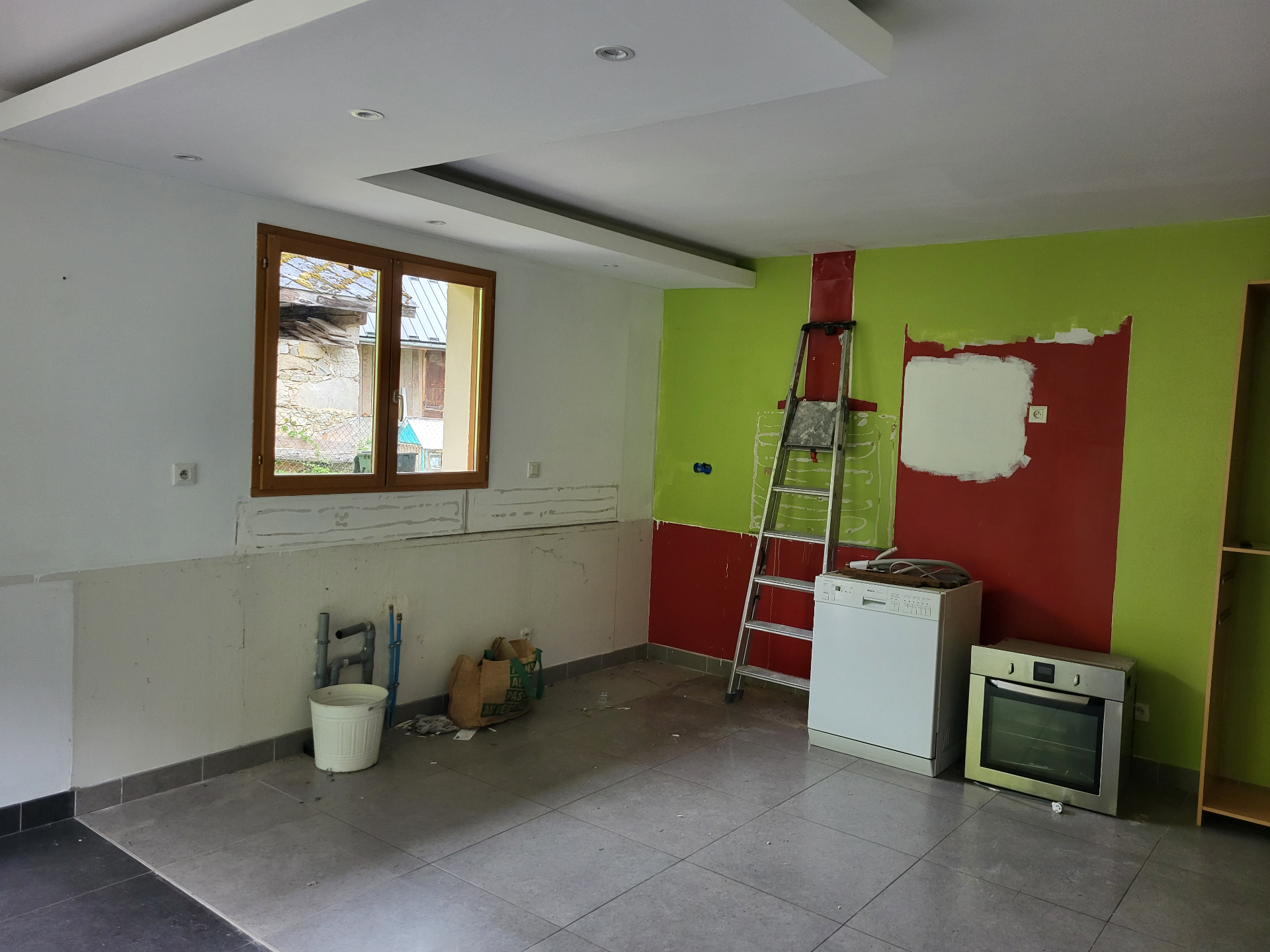 Rénovation intérieure complète : cuisine, salle de bain, sols & peintures — Massif des Bauges — Cuisine — Avant / après (1)