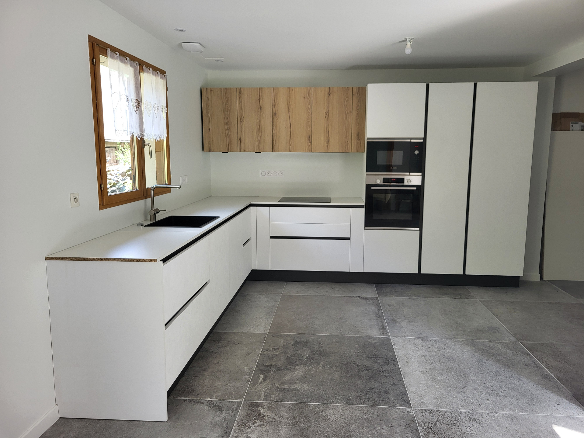 Rénovation intérieure complète : cuisine, salle de bain, sols & peintures — Massif des Bauges — Cuisine — Avant / après (2)
