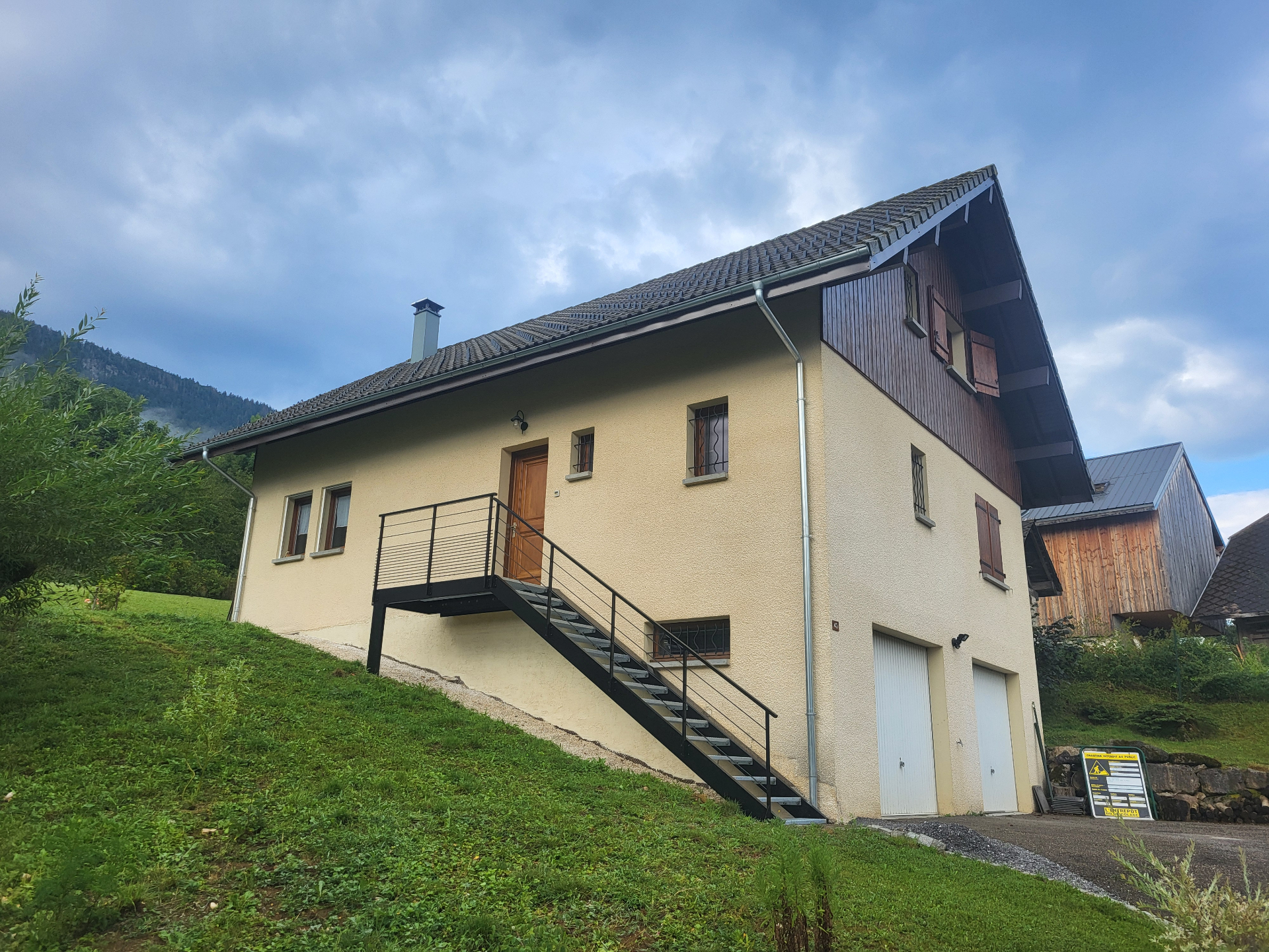 Création d'un escalier extérieur et reprise de terrassement — Massif des Bauges