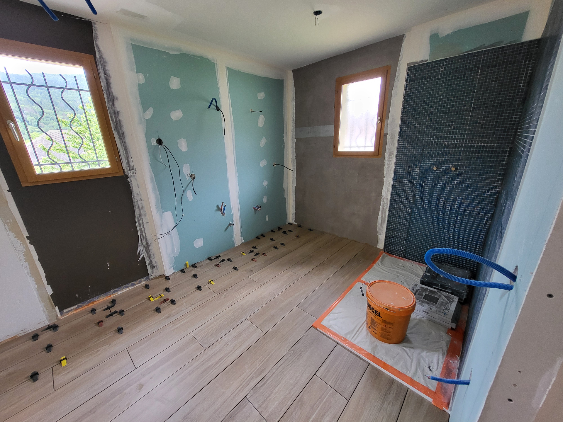 Rénovation intérieure complète : cuisine, salle de bain, sols & peintures — Massif des Bauges — Salle de bain — Étanchéité & carrelage (1)
