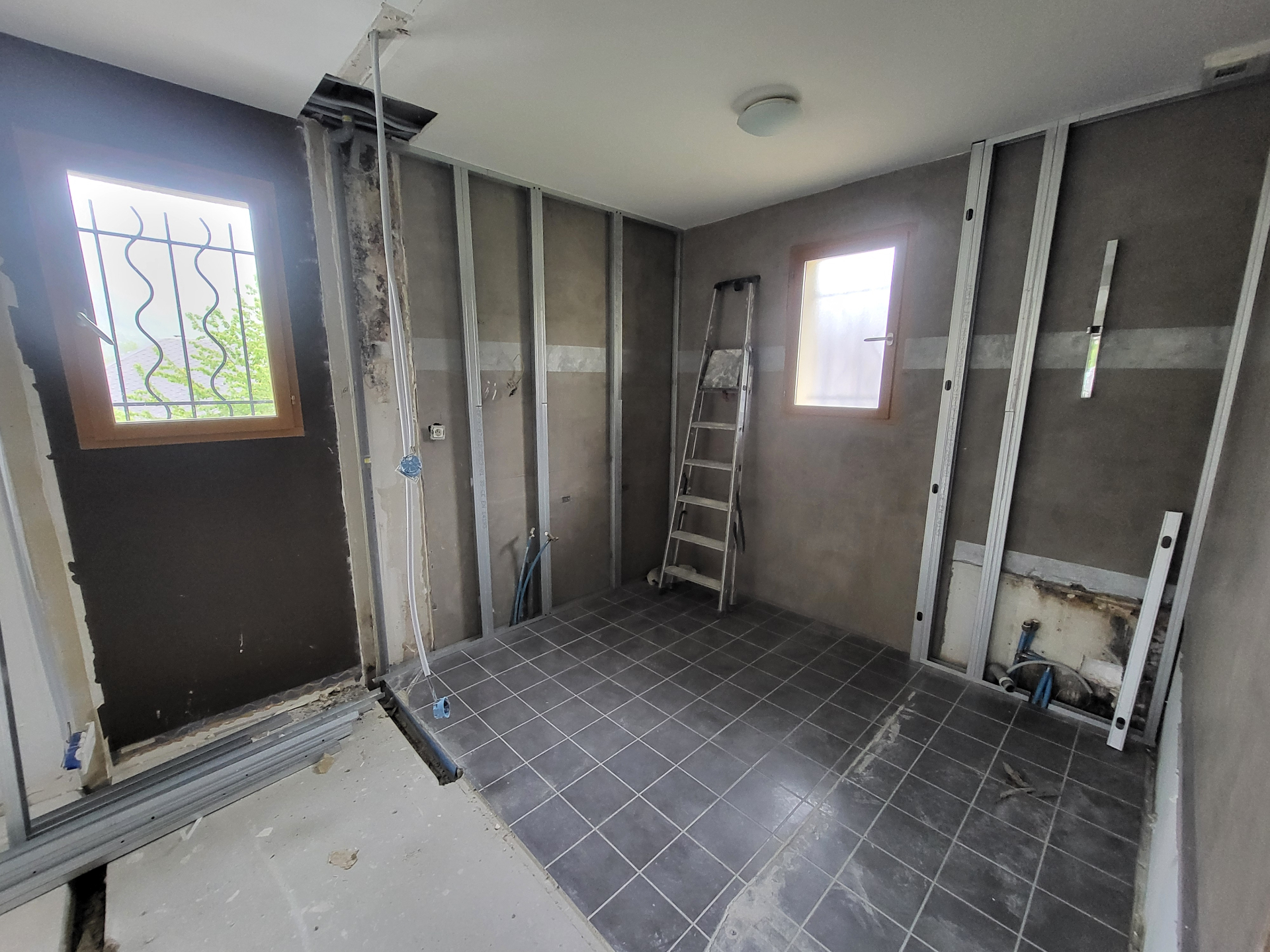 Rénovation intérieure complète : cuisine, salle de bain, sols & peintures — Massif des Bauges — Salle de bain — Réseaux & cloisons (1)