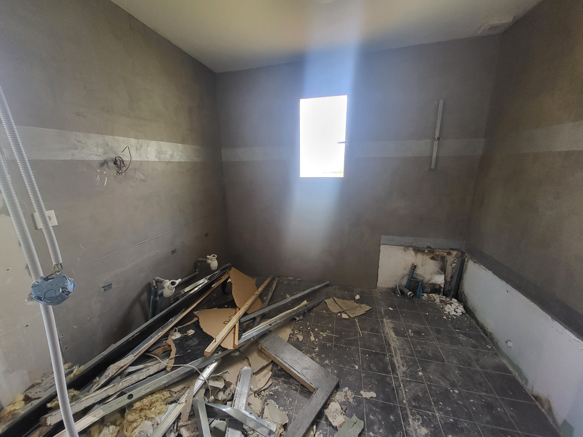 Rénovation intérieure complète : cuisine, salle de bain, sols & peintures — Massif des Bauges — Salle de bain — Démolition & dépose (1)