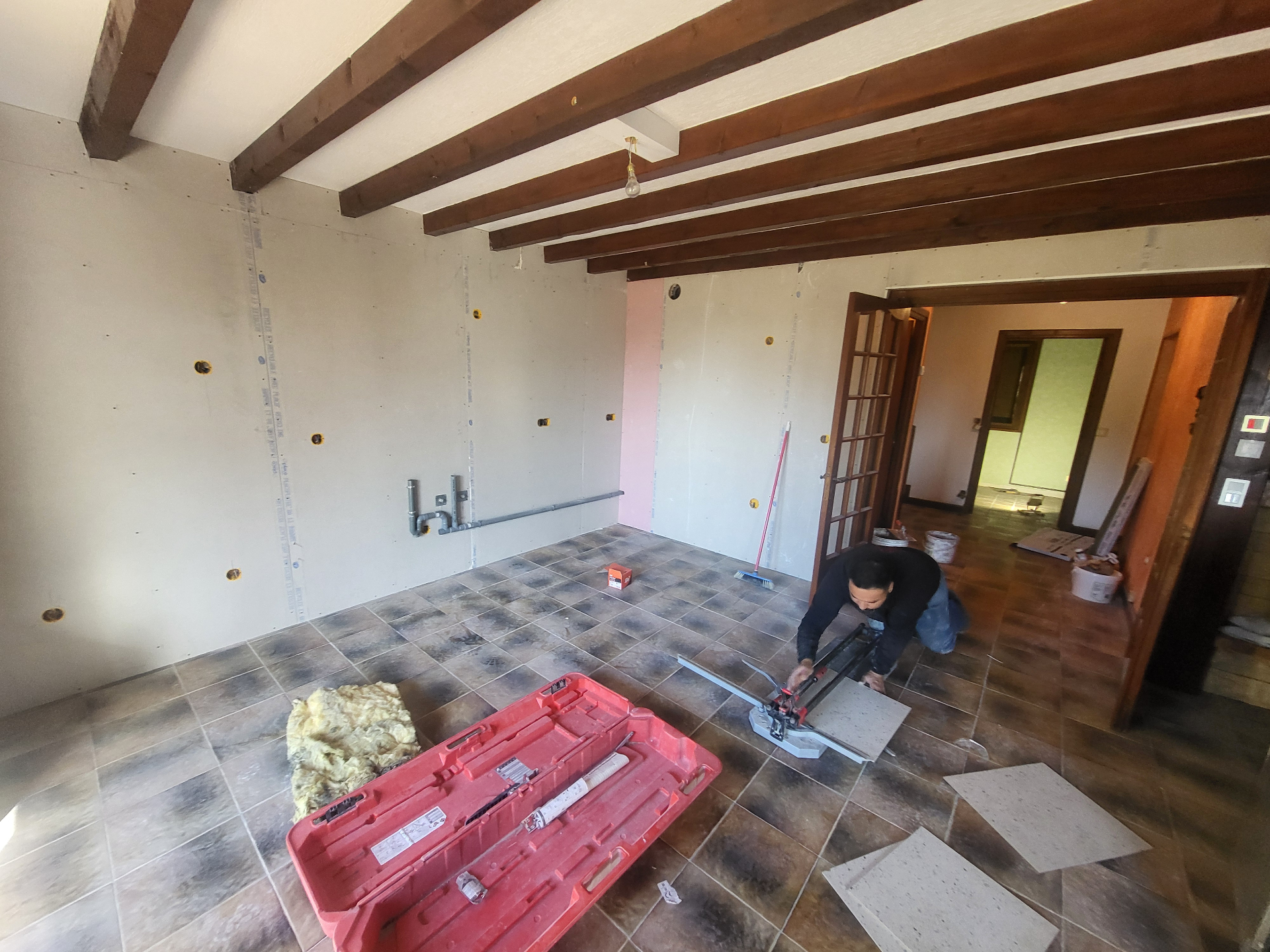 Rénovation intérieure d'une maison à Curienne (Savoie) — Salon — Déplacement de la cuisine (avant / pendant / après) (2)