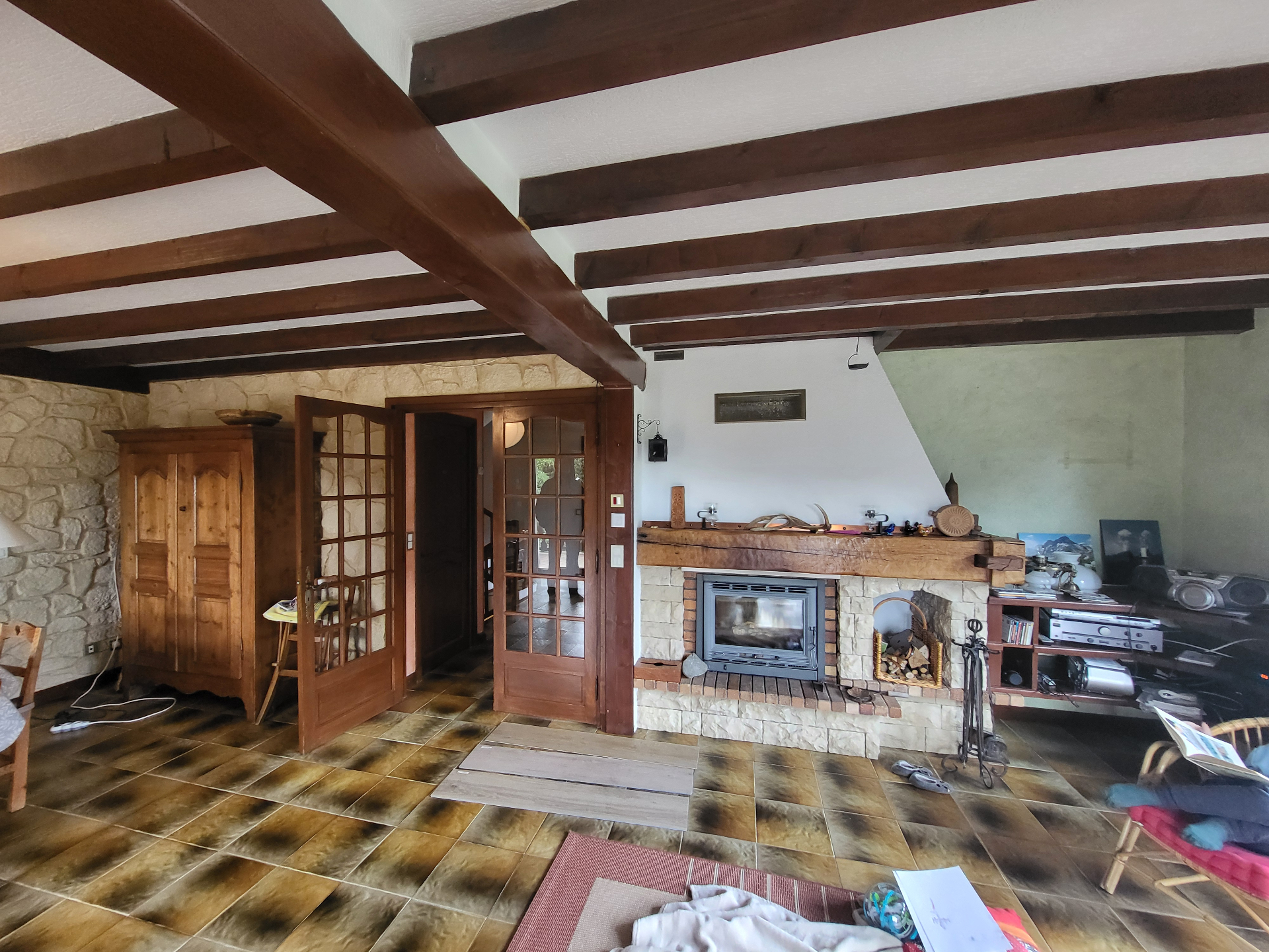 Rénovation intérieure d'une maison à Curienne (Savoie) — Salon — Déplacement de la cuisine (avant / pendant / après) (1)