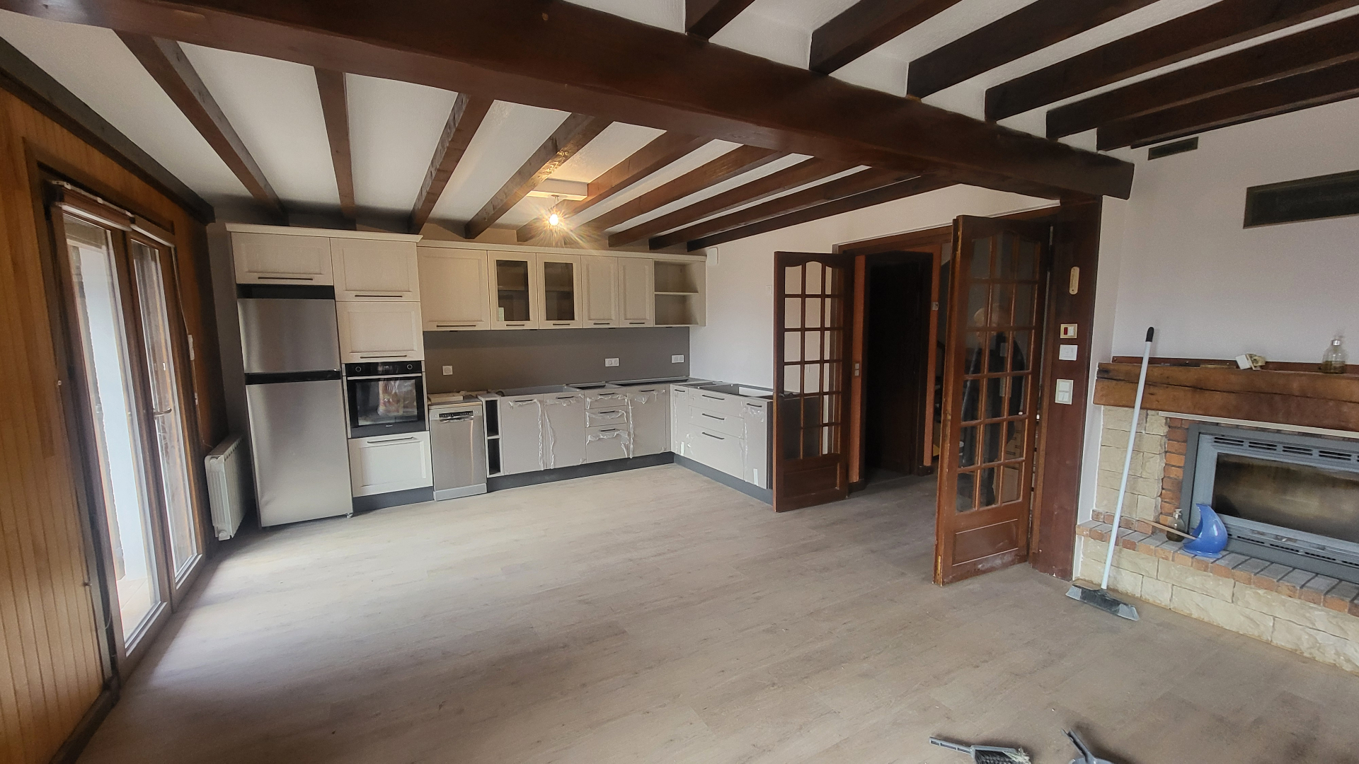 Rénovation intérieure d'une maison à Curienne (Savoie) — Salon — Déplacement de la cuisine (avant / pendant / après) (3)