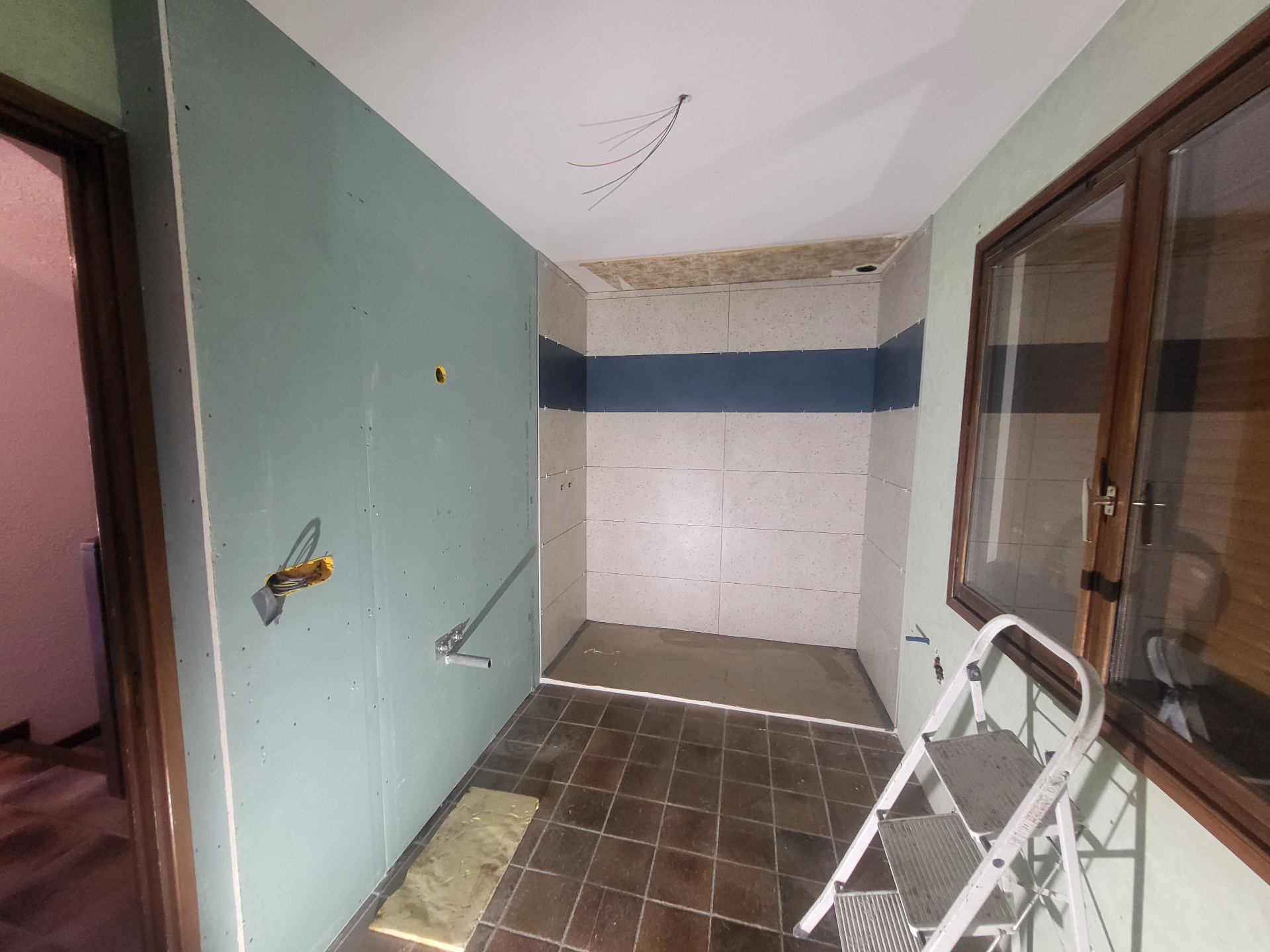 Rénovation intérieure d'une maison à Curienne (Savoie) — Salle de bain — Création dans l'ancien bureau (avant / pendant / après) (2)